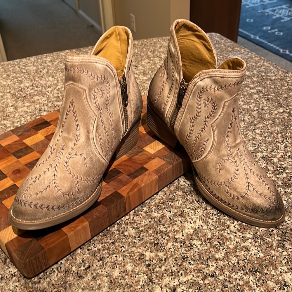 Sterling River Women's Taupe Embroidered R-Toe Booties SR6006